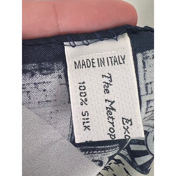 The Metroplotan Musem of Art Printed 100% Silk Handkerchief Scarf Made in Italy - Picture 5 of 6